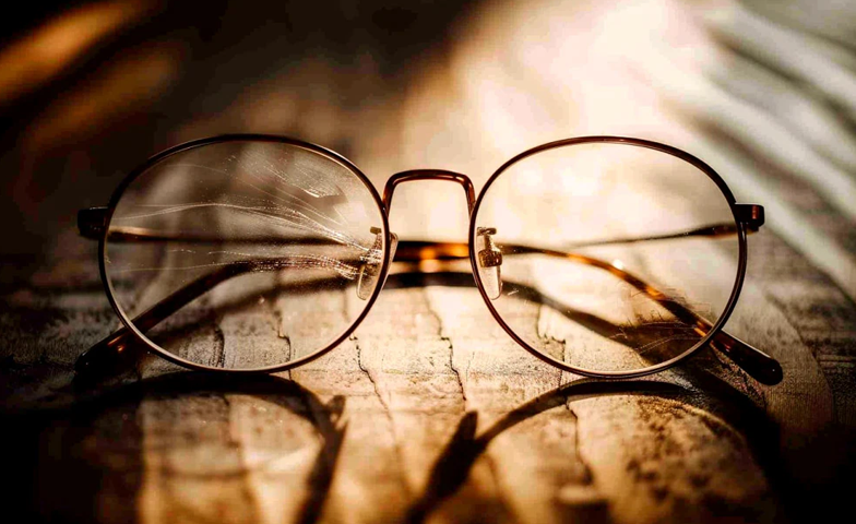 Kratzer auf Brillen: Ursachen, Abhilfen und Vorbeugungstipps